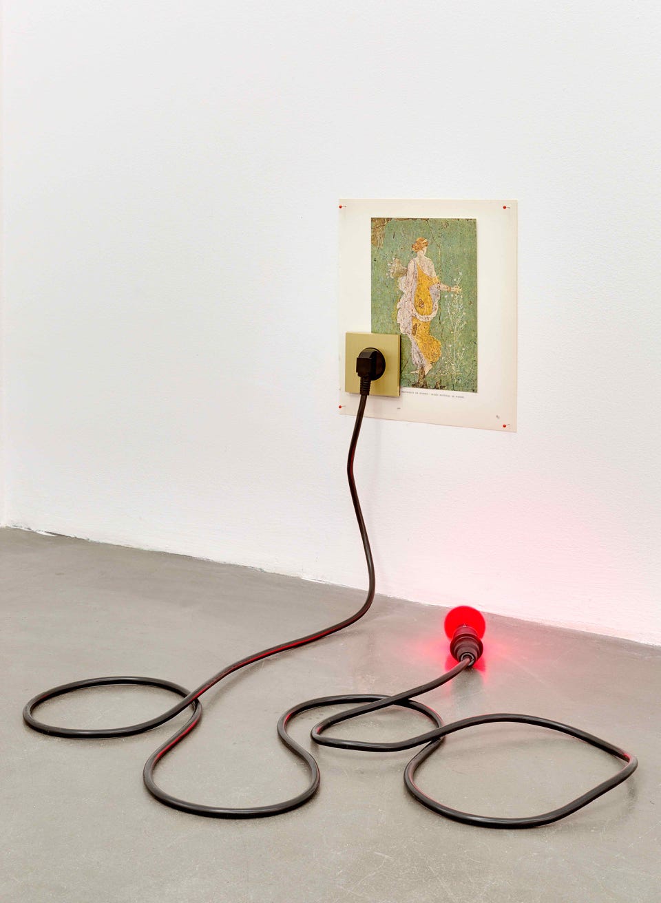 she-doesn-t-care-marcel-devillers-galerie-eva-meyer-lumiere-rouge-ampoule-image-prise-laiton-art-contemporain